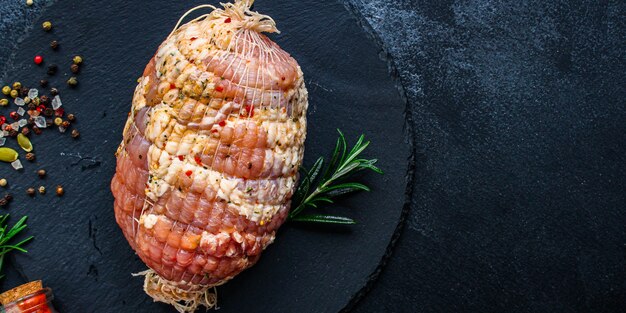 viande de porc crue dans un filet à rôtir