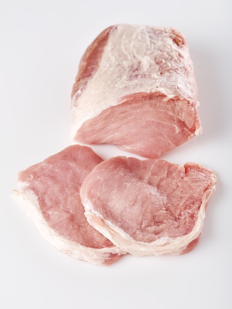 Viande de porc crue sur fond blanc Longe de porc