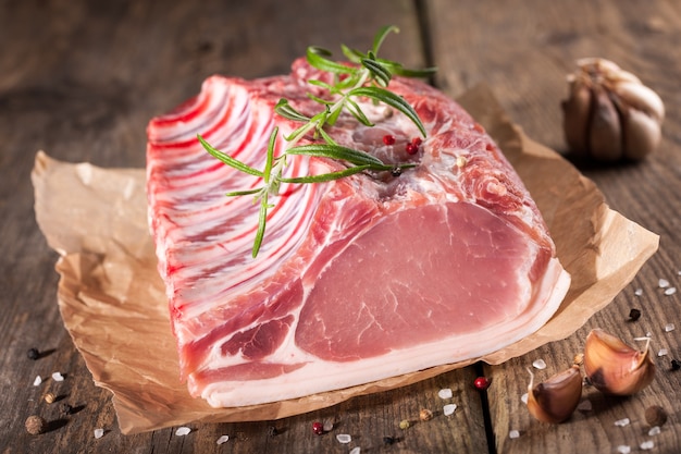 Viande de porc crue fraîche sur table en bois