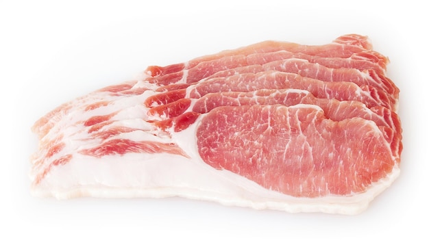 Viande de porc crue isolée sur fond blanc avec un tracé de détourage
