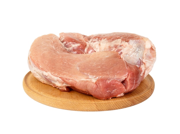 Viande de porc fraîche sur le plateau rond isolé sur fond blanc