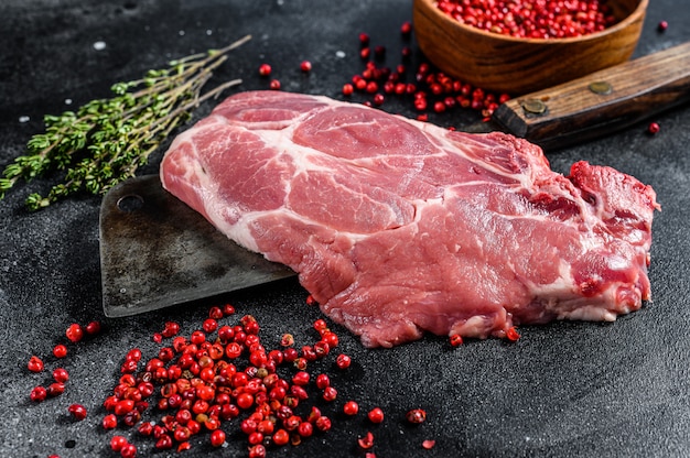 Viande de porc fraîche, steak de marbre. Fond noir.