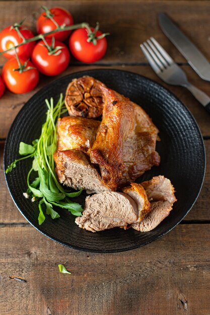 viande de porc frite au four ou barbecue de boeuf préparant un mea sain