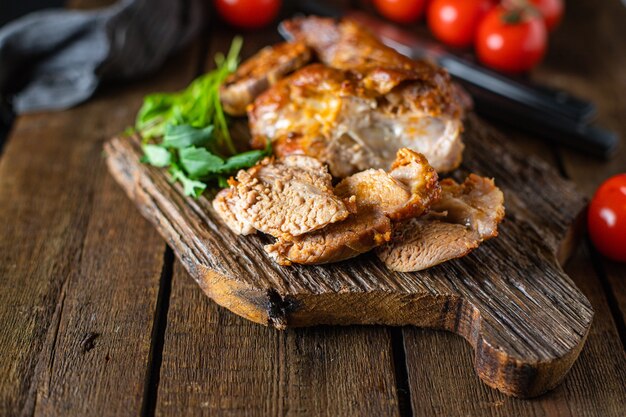 viande de porc frite au four ou barbecue de boeuf préparant un mea sain