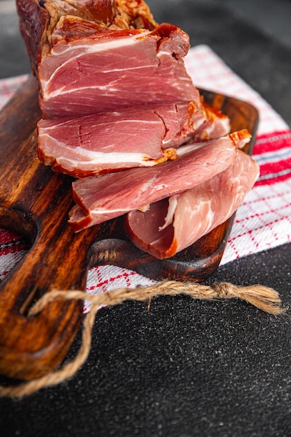 viande de porc fumée apéritif manger repas nourriture collation sur la table copie espace nourriture arrière-plan rustique