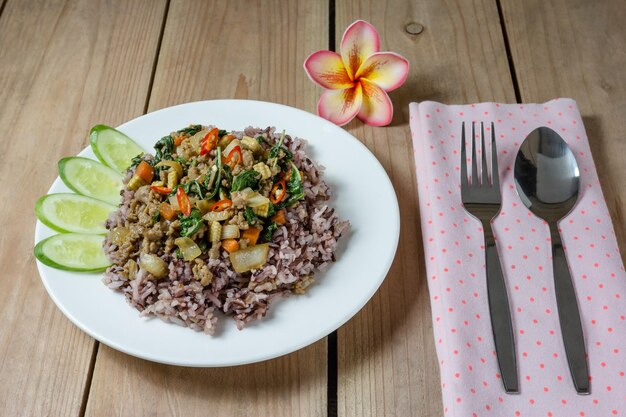 Viande de porc hachée frite et basilicMange thaïlandaise