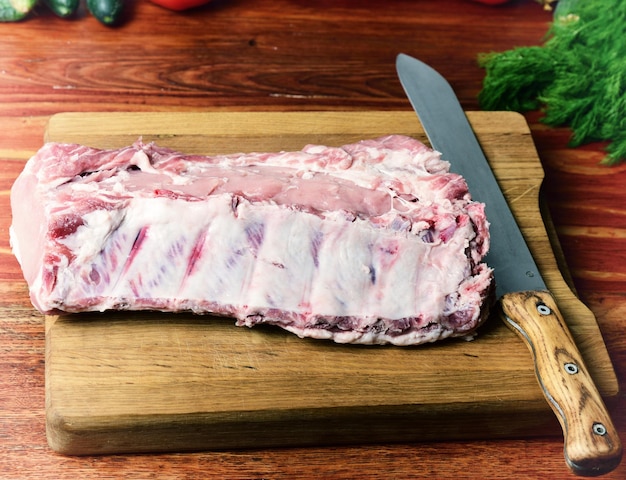 Viande de porc sur une planche à couper