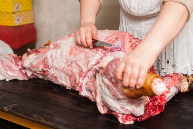 Viande de porc sur table et boucherie