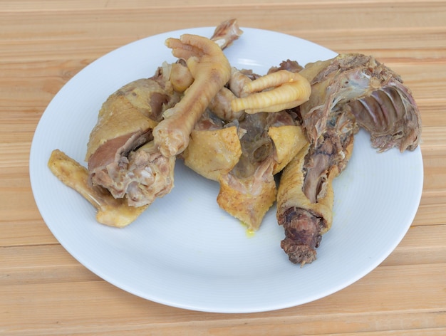 Viande de poulet bouillie dans une assiette cultivée naturellement à la maison