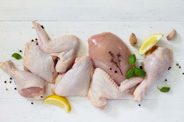 Viande de poulet crue au citron et aux épices