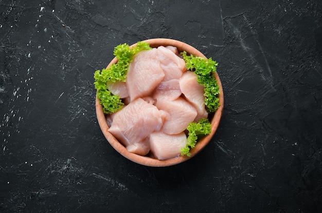 Viande de poulet crue sur fond de pierre noire Vue de dessus Espace de copie gratuit