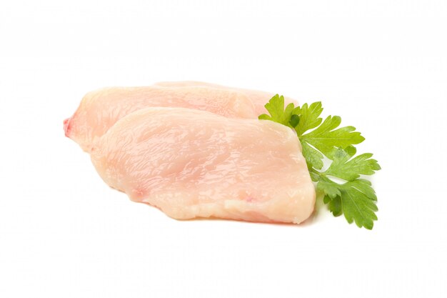 Viande de poulet crue et persil isolé sur blanc