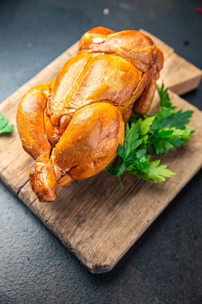 viande de poulet cuite au four table de fête frite viande de volaille entière fumée repas frais nourriture collation sur la table