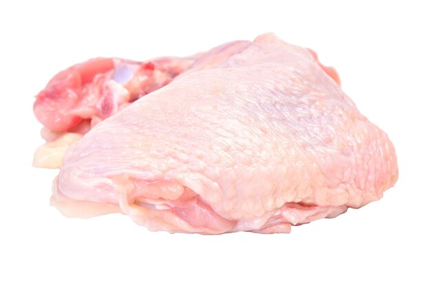 Viande de poulet sur fond blanc isolé