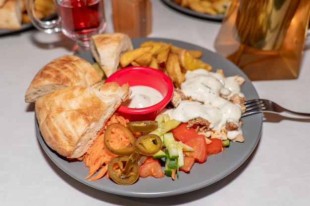 Viande de poulet frit avec frites et légumes frais sur une assiette