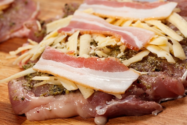 Viande de poulet avec fromage râpé, bacon et épices.