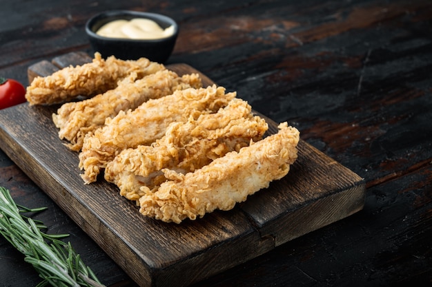 Viande de poulet panée wingshell sur vieille table en bois sombre