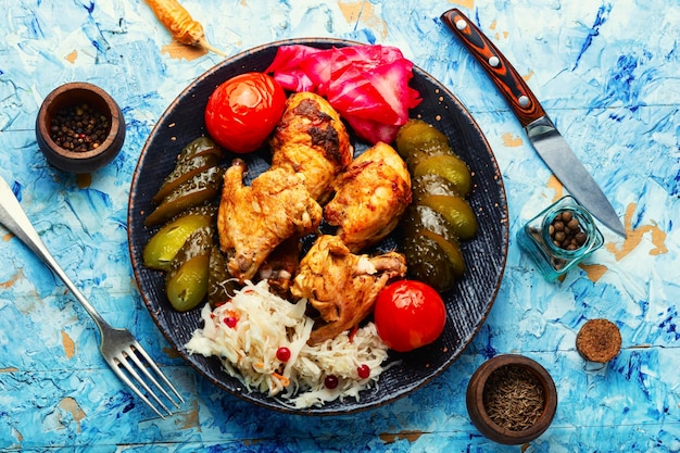 Viande de poulet rôti et cornichons