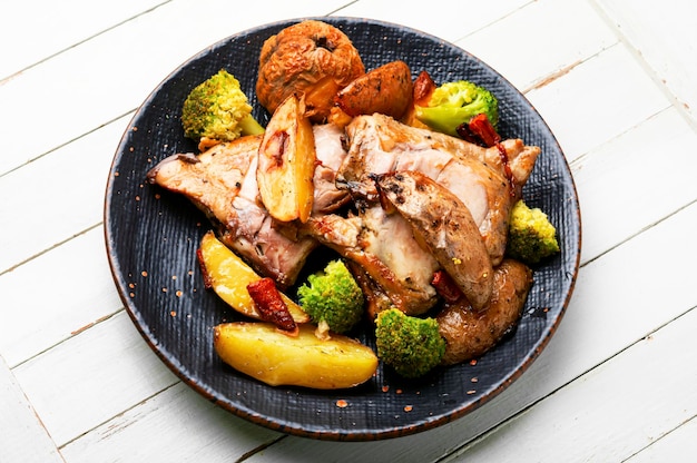 Viande de poulet rôtie épicée avec pomme de terre