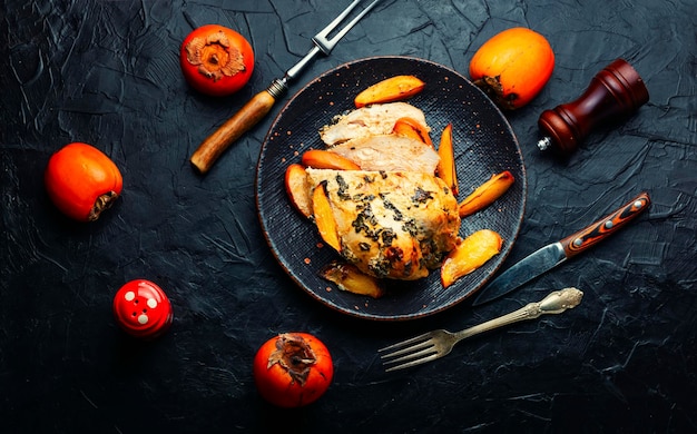 Viande de poulet savoureuse rôtie au kaki Poitrine de poulet cuite au four avec des fruits sur l'assiette