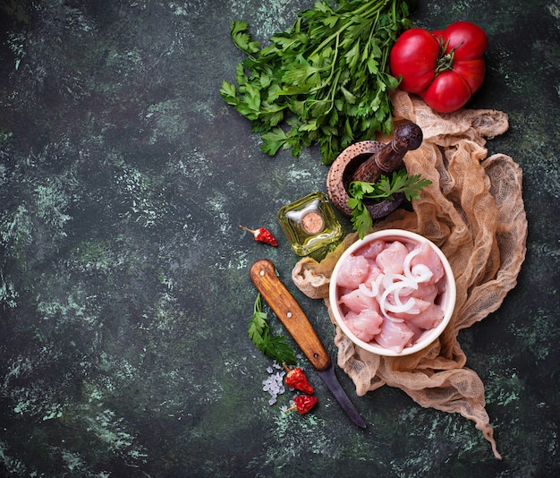 Viande de poulet en tranches crue prête pour la cuisson. Mise au point sélective