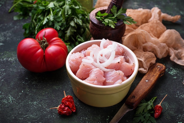 Viande de poulet en tranches crue prête pour la cuisson