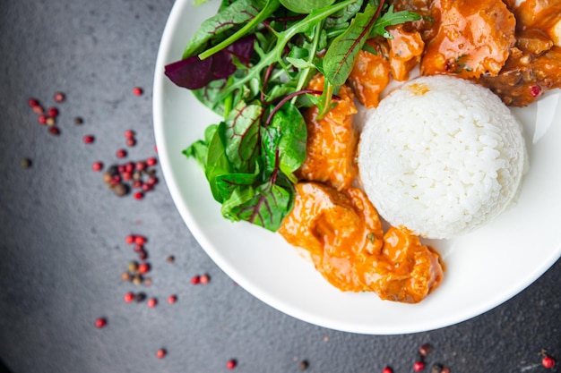 viande de riz curry et feuilles mélange de laitue portion fraîche diététique repas sain régime alimentaire nature morte