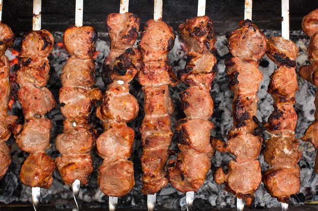 Viande rôtie au feu de brochettes de barbecue sur le gril