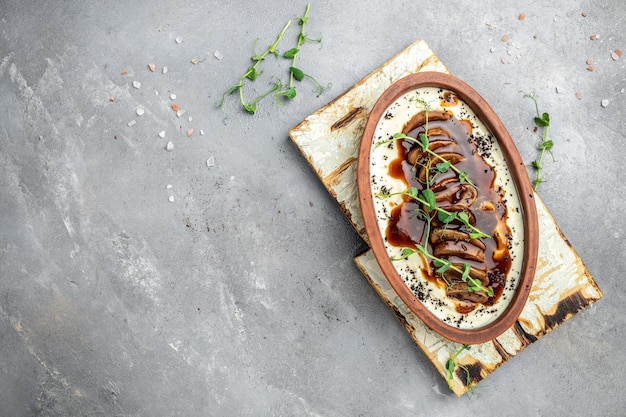 Viande rôtie dans une sauce à la crème sure avec oignon Aliments sains régime cétogène régime déjeuner concept bannière menu recette place pour le texte vue de dessus