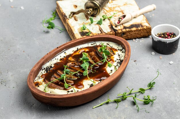 Photo viande rôtie dans une sauce à la crème sure avec oignon aliments sains régime cétogène régime déjeuner concept bannière menu recette place pour le texte vue de dessus