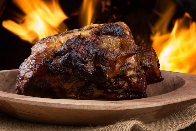 Viande rôtie grillée au feu.