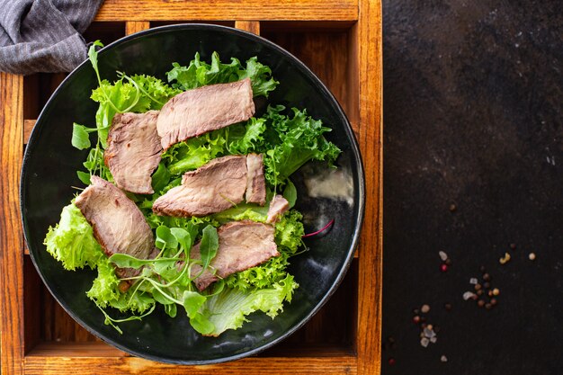 Viande salade légumes tranche de veau nature morte