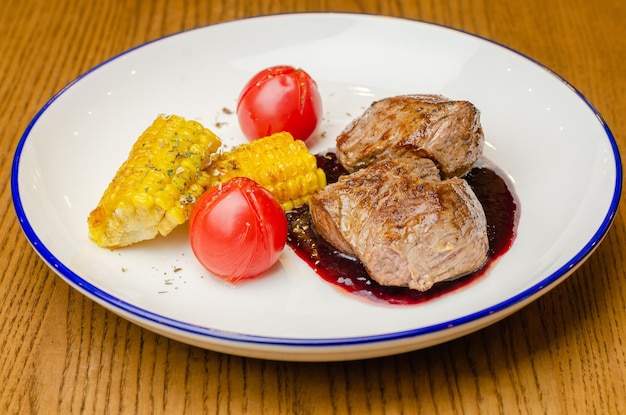 Viande avec sauce et légumes