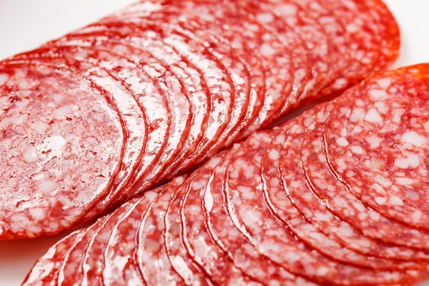 Viande de saucisse de salami avec bacon coupé en cercles deux tas libre