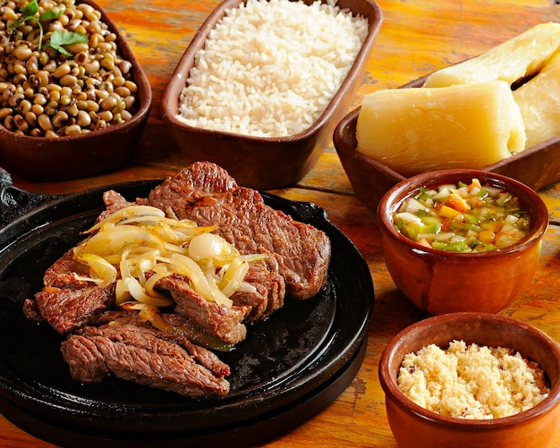 Photo viande séchée au soleil avec haricots riz farofa manioc et vinaigrette carne de sol cuisine du nord-est brésilien