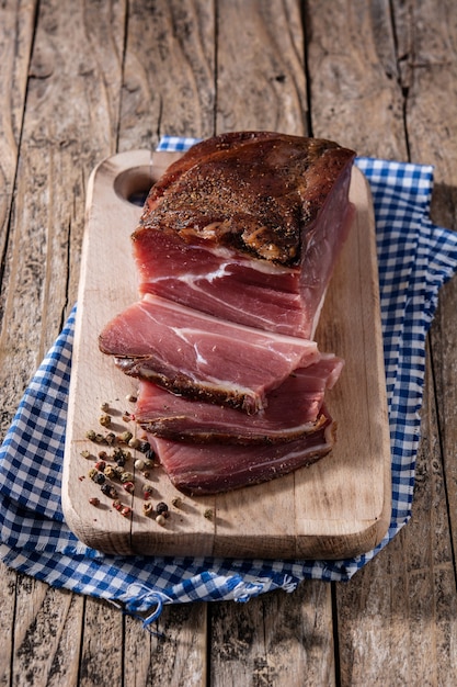 Viande séchée et fumée sur table en bois