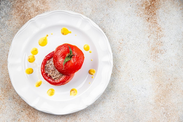 viande de tomate farcie tomates de remplissage nourriture végétale au four repas sain nourriture collation sur la table