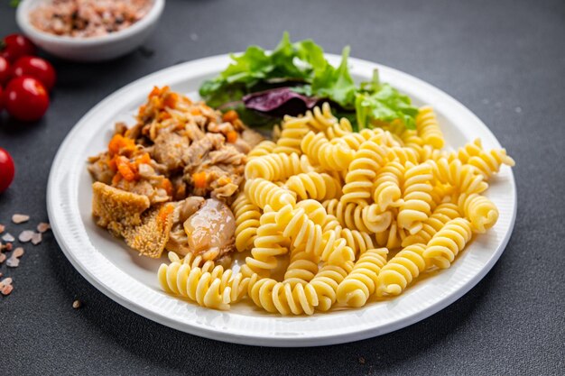 viande tripes pâtes pâtes fusilli frais prêt à cuisiner repas sain nourriture collation sur la table copie espace