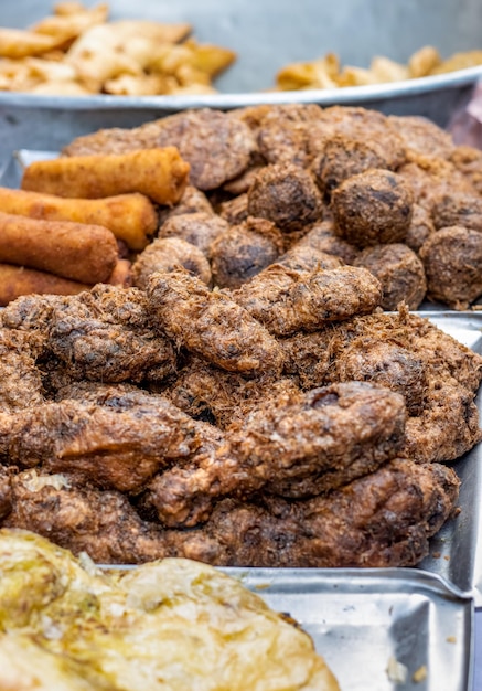 Viandes de poulet grillées et biscuits sur un marché de rue gros plan