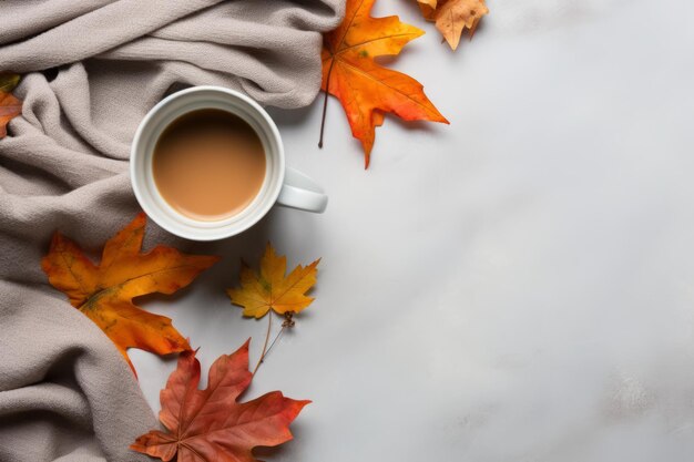 Vibes d'automne confortables Sweater de café et feuilles d'automne sur le bureau gris Bénédiction de la journée de Thanksgiving