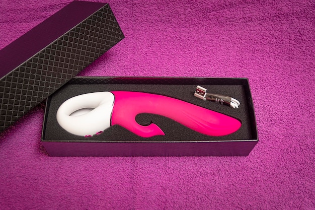 Vibromasseur rose (gode) dans une boîte de luxe