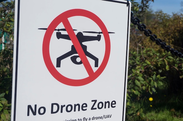 VICTORIA CANADA LE 26 SPETEMBRE 2018 Aucun signe de zone de drone attaché à une clôture dans un centre-ville urbain