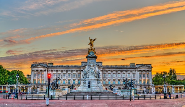 Le Victoria Memorial et le palais de Buckingham à Londres, Royaume-Uni