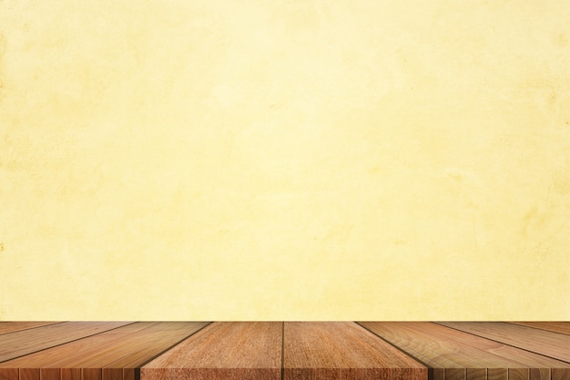 Vide de dessus de table en bois sur fond de couleur pastel jaune clair.