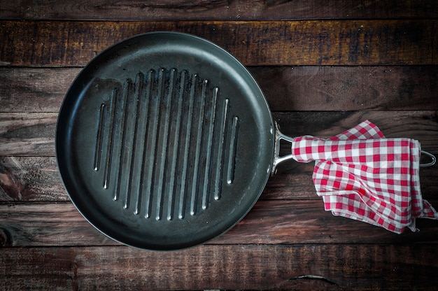 Vide pan gril sur une surface en bois