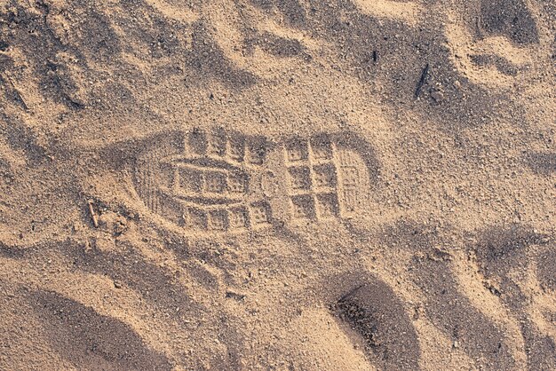 Vide plage de sable fin.