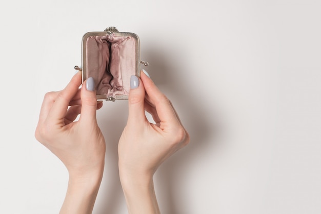 Vide portefeuille en métal dans des mains féminines