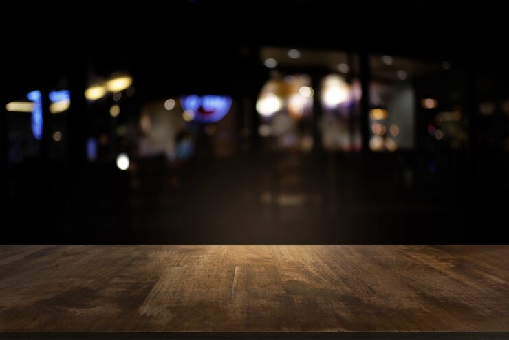 Vide de table de bois sombre en face de l&#39;arrière-plan flou abstraite de la lumière bokeh. peut être utilisé pour l&#39;affichage ou le montage de vos produits.Moteur pour l&#39;affichage du produit