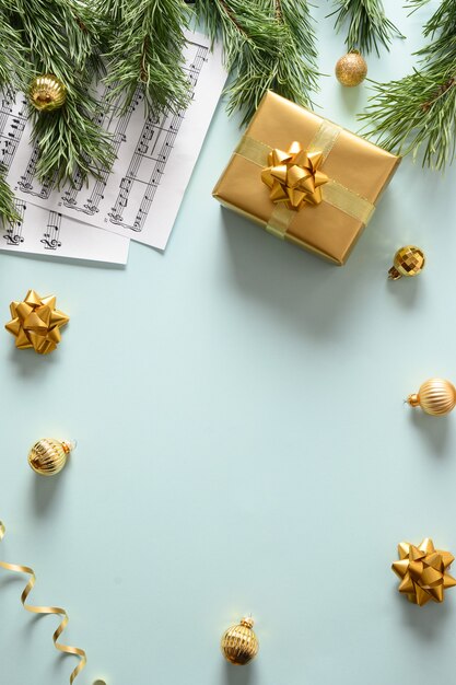 Vide vide pour les chants de noël et chante des boules d'or décorées sur fond bleu