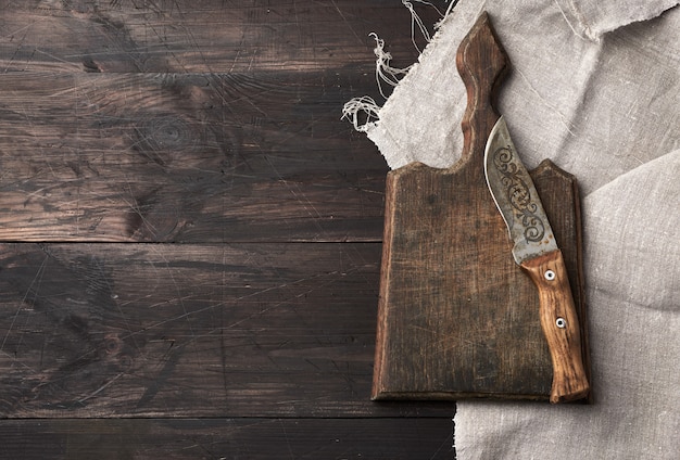 Vide vieille planche à découper en bois et couteau vintage sur la table